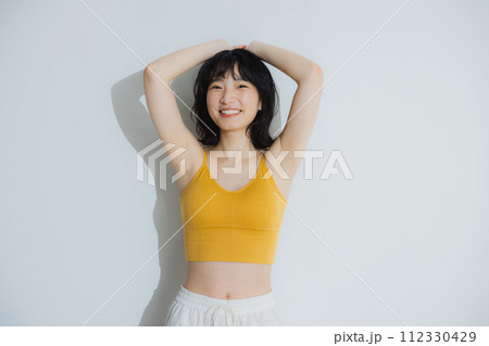 スポーツウェアの女性　 112330429