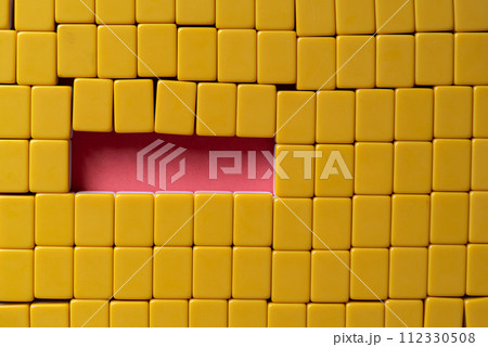 赤背景に並ぶブロック 112330508