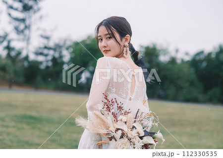 ブーケを持つ新婦 ブーケを持つ新婦 112330535