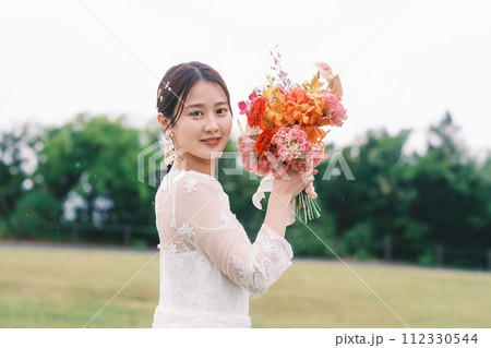 ブーケを持つ新婦 ブーケを持つ新婦 112330544