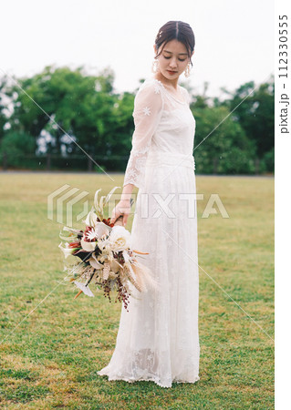 ブーケを持つ新婦 ブーケを持つ新婦 112330555