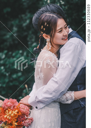 ハグする新郎新婦 ハグする新郎新婦 112330689