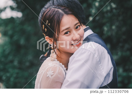 ハグする新郎新婦 ハグする新郎新婦 112330706