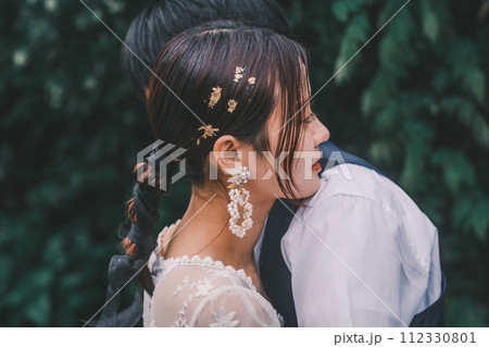 リゾート地でハグする新郎新婦 リゾート地でハグする新郎新婦 112330801