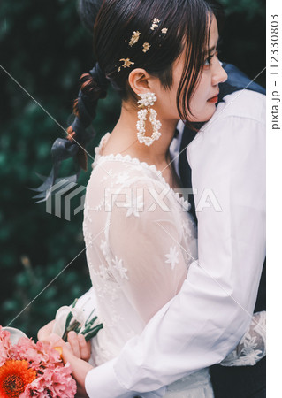 リゾート地でハグする新郎新婦 リゾート地でハグする新郎新婦 112330803