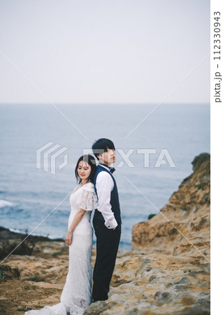 海岸で寄り添う新郎新婦 海岸で寄り添う新郎新婦 112330943