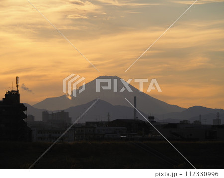 川口市の荒川堤から見える夕暮れの富士山 川口市の荒川堤から見える夕暮れの富士山 112330996