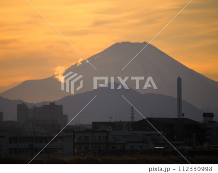 川口市の荒川堤から見える夕暮れの富士山 川口市の荒川堤から見える夕暮れの富士山 112330998