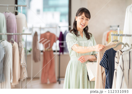 お店でショッピングをするミドルの女性 112331093
