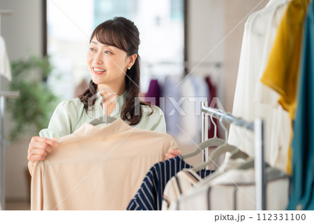 お店でショッピングをするミドルの女性 お店でショッピングをするミドルの女性 112331100