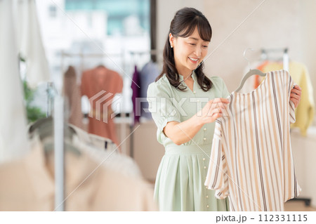 お店でショッピングをするミドルの女性 112331115