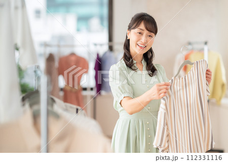 お店でショッピングをするミドルの女性 お店でショッピングをするミドルの女性 112331116