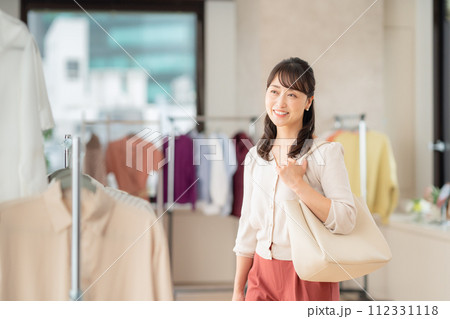 お店でショッピングをするミドルの女性 お店でショッピングをするミドルの女性 112331118