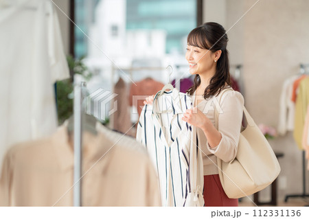 お店でショッピングをするミドルの女性 112331136