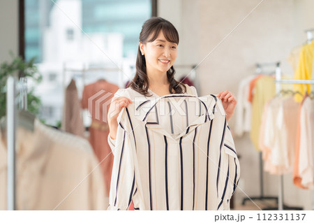 お店でショッピングをするミドルの女性 112331137