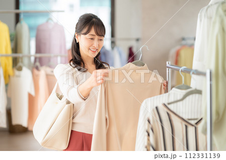 お店でショッピングをするミドルの女性 112331139