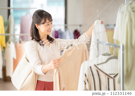 お店でショッピングをするミドルの女性 112331140
