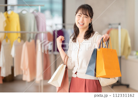 お店でショッピングをするミドルの女性 112331162