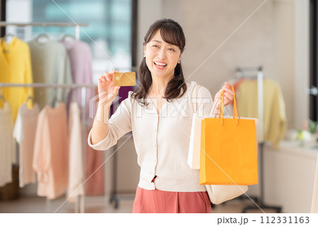 お店でショッピングをするミドルの女性 112331163