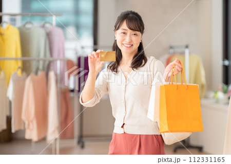お店でショッピングをするミドルの女性 112331165
