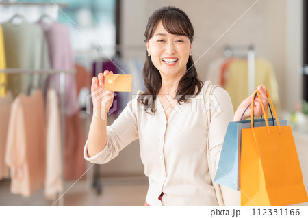 お店でショッピングをするミドルの女性 112331166