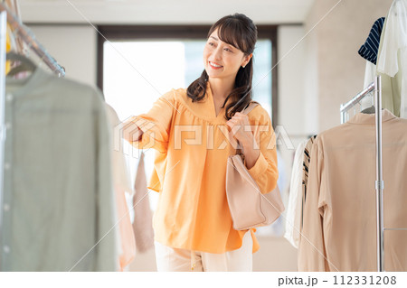 お店でショッピングをするミドルの女性 お店でショッピングをするミドルの女性 112331208