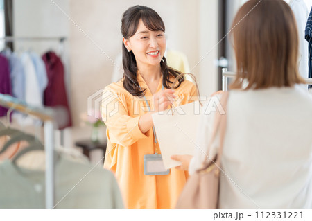 アパレルショップで働くミドルの女性の店員 アパレルショップで働くミドルの女性の店員 112331221