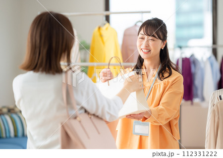 アパレルショップで働くミドルの女性の店員 112331222