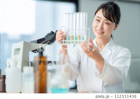 顕微鏡を覗いて研究、実験をするミドルの女性 顕微鏡を覗いて研究、実験をするミドルの女性 112331438
