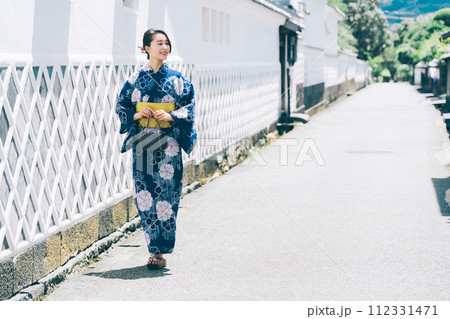 萩の城下町を散策する浴衣の女性 萩の城下町を散策する浴衣の女性 112331471