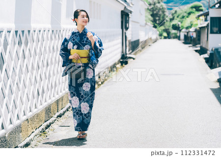萩の城下町を散策する浴衣の女性 萩の城下町を散策する浴衣の女性 112331472