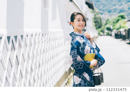 萩の城下町を散策する浴衣の女性 112331475