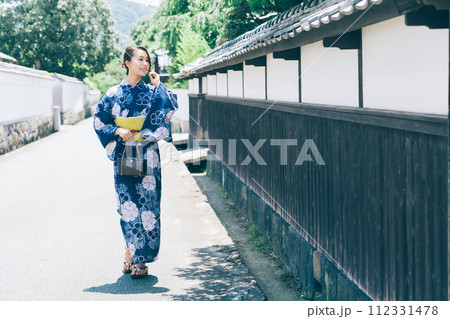 萩の城下町を散策する浴衣の女性 112331478