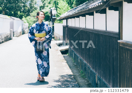 萩の城下町を散策する浴衣の女性 112331479