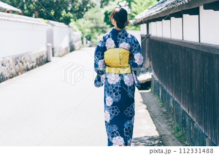 浴衣の女性 112331488
