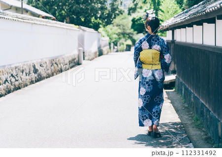 萩の城下町を散策する浴衣の女性 萩の城下町を散策する浴衣の女性 112331492