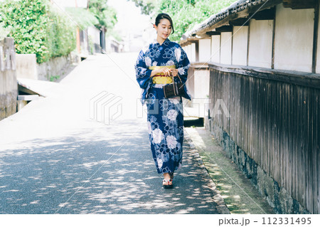 浴衣の女性 浴衣の女性 112331495