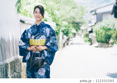 萩の城下町を散策する浴衣の女性 112331503