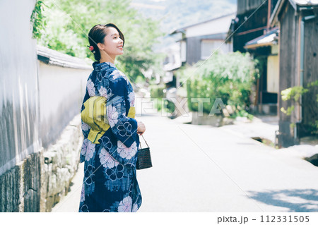 萩の城下町を散策する浴衣の女性 萩の城下町を散策する浴衣の女性 112331505