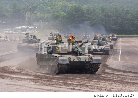 観閲行進する陸上自衛隊90式戦車 112331527