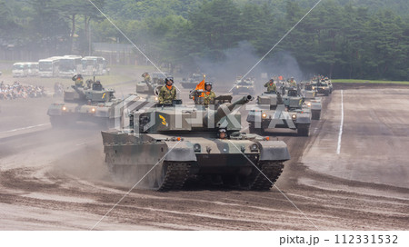 観閲行進する陸上自衛隊90式戦車 112331532