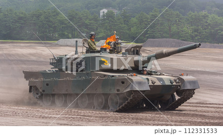 観閲行進する陸上自衛隊90式戦車 112331533