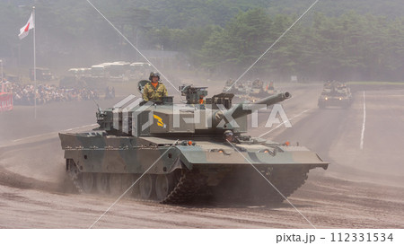 観閲行進する陸上自衛隊90式戦車 観閲行進する陸上自衛隊90式戦車 112331534