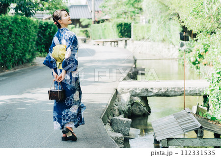萩の街を観光する浴衣の女性 萩の街を観光する浴衣の女性 112331535