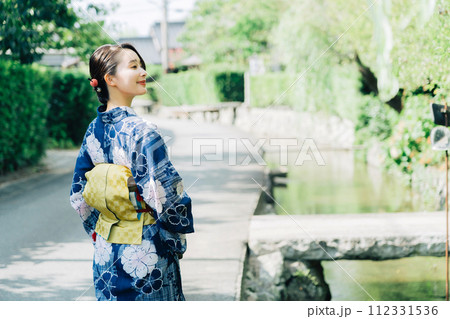 萩の街を観光する浴衣の女性 112331536