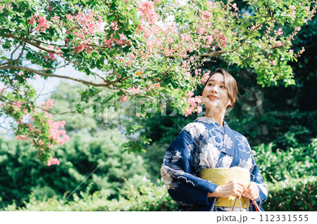 サルスベリの花と浴衣の女性 サルスベリの花と浴衣の女性 112331555