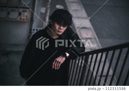 古びたマンションの階段に立つ男性 112331586
