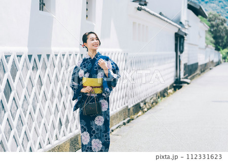 萩城下町を観光する浴衣の女性 112331623