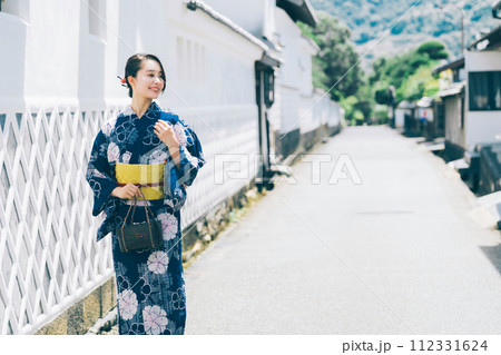 萩の城下町を観光する浴衣の女性 112331624