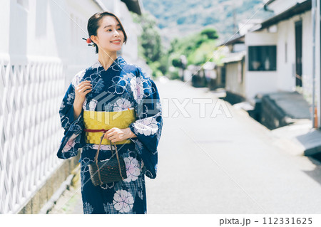 萩城下町を観光する浴衣の女性 112331625